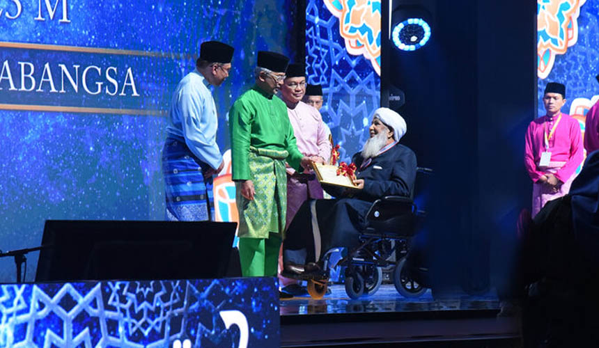 Sheikh Abubakr Ahmad conferred with Malaysia's highest honour, the International Tokoh Ma'al Hijrah Award.